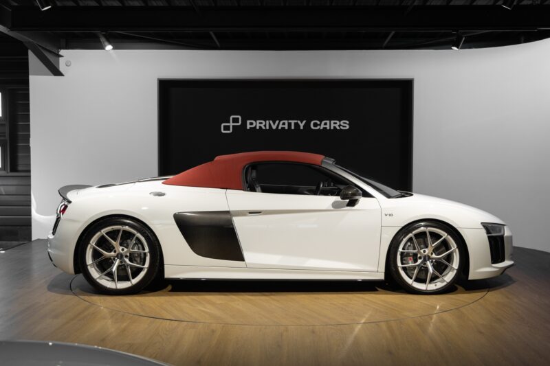 Vue latérale avec capote rouge – AUDI – R8 Spyder V10 Plus – 2017 – Blanc Ibis – 34 900 km – 610 ch – V10 Atmo – Transmission : Sequentielle – Origine France – Privaty Cars – Expertise et vente de modèles Super Sport en Nouvelle-Aquitaine