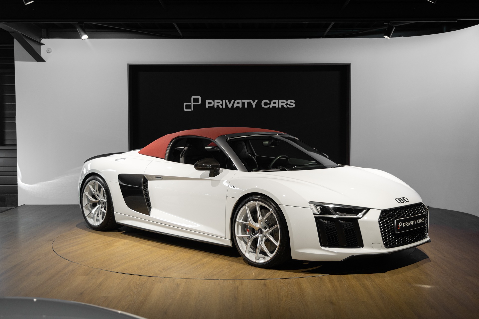Vue latérale avec toit en toile – AUDI – R8 Spyder V10 Plus – 2017 – Blanc Ibis – 34 900 km – 610 ch – V10 Atmo – Transmission : Sequentielle – Origine France – Privaty Cars – Service de courtage et recherche automobile premium en Charente-Maritime