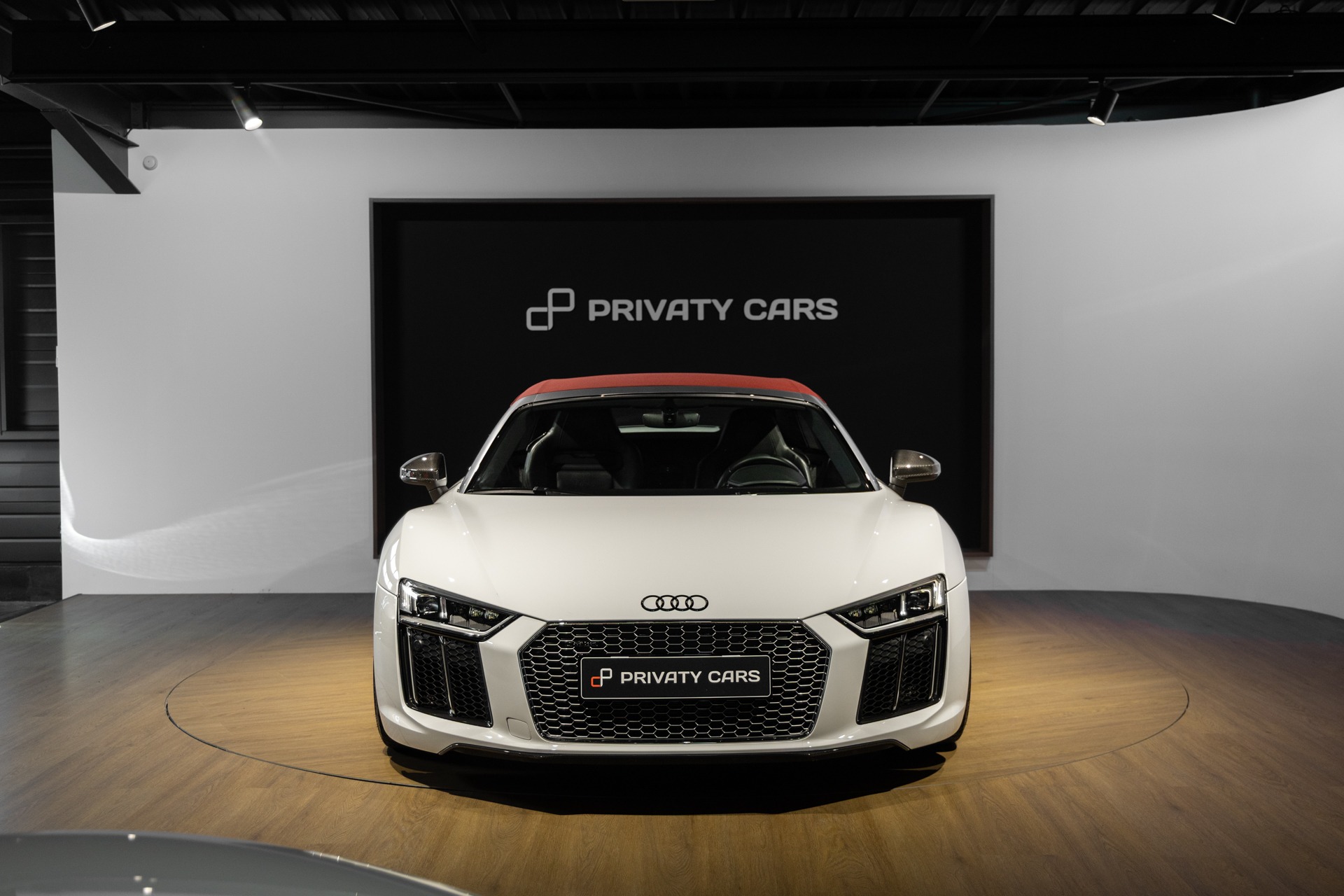 Vue avant avec calandre hexagonale – AUDI – R8 Spyder V10 Plus – 2017 – Blanc Ibis – 34 900 km – 610 ch – V10 Atmo – Transmission : Sequentielle – Origine France – Privaty Cars – Achat et vente de véhicules AUDI d’occasion à La Rochelle