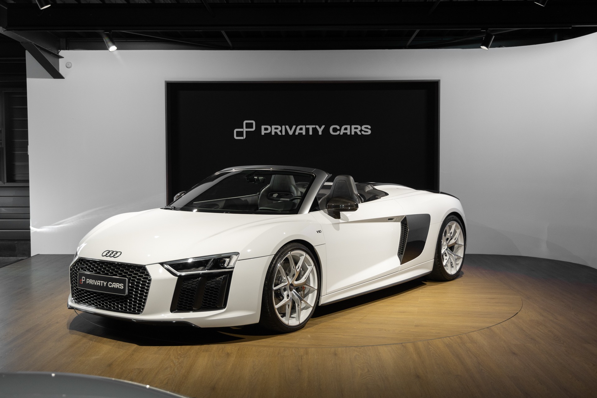 Vue avant avec calandre distinctive – AUDI – R8 Spyder V10 Plus – 2017 – Blanc Ibis – 34 900 km – 610 ch – V10 Atmo – Transmission : Sequentielle – Origine France – Privaty Cars – Expert des modèles AUDI dans l’Ouest de la France