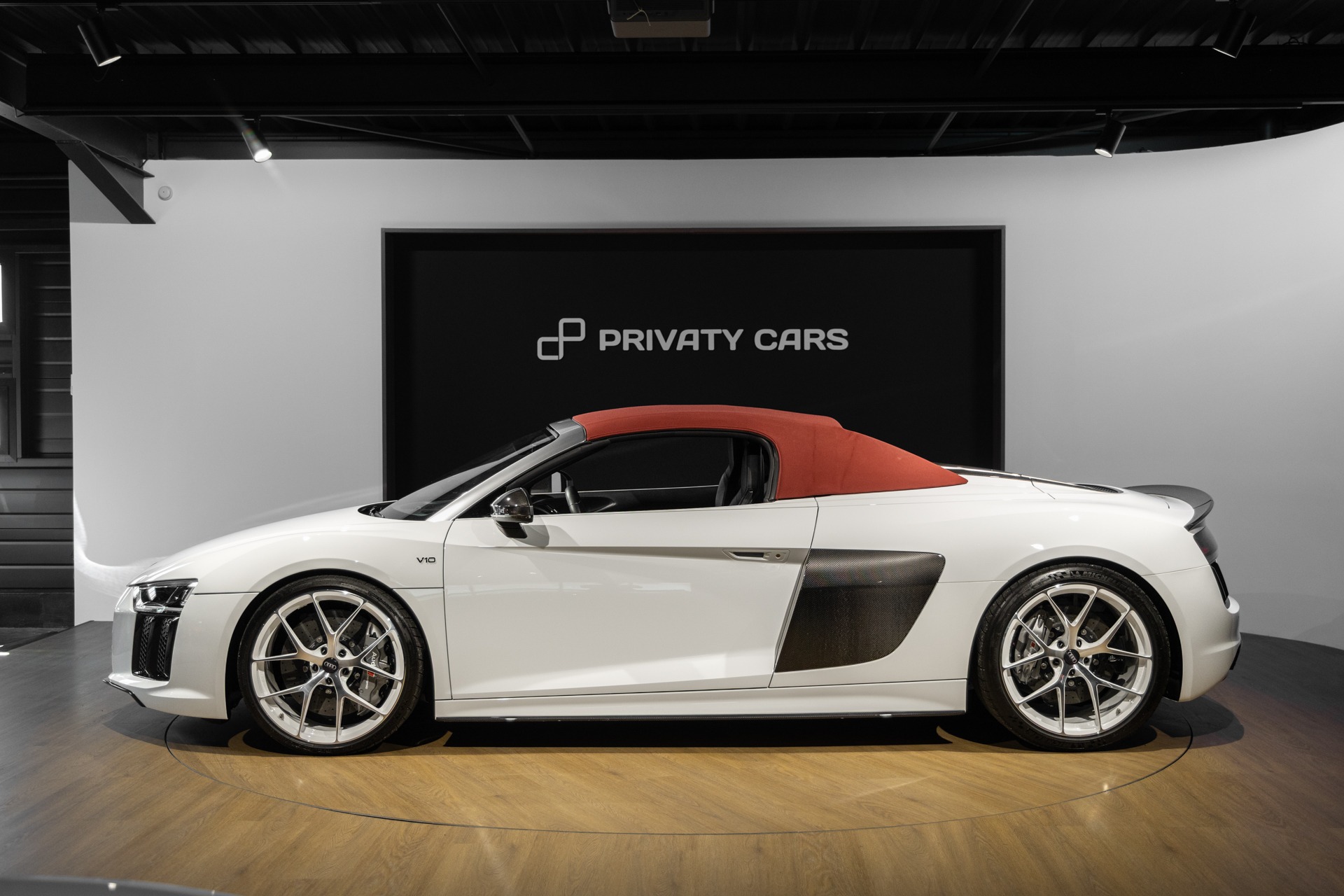 Vue latérale avec toit replié – AUDI – R8 Spyder V10 Plus – 2017 – Blanc Ibis – 34 900 km – 610 ch – V10 Atmo – Transmission : Sequentielle – Origine France – Privaty Cars – Rachat immédiat de véhicules de prestige entre Bordeaux et Nantes