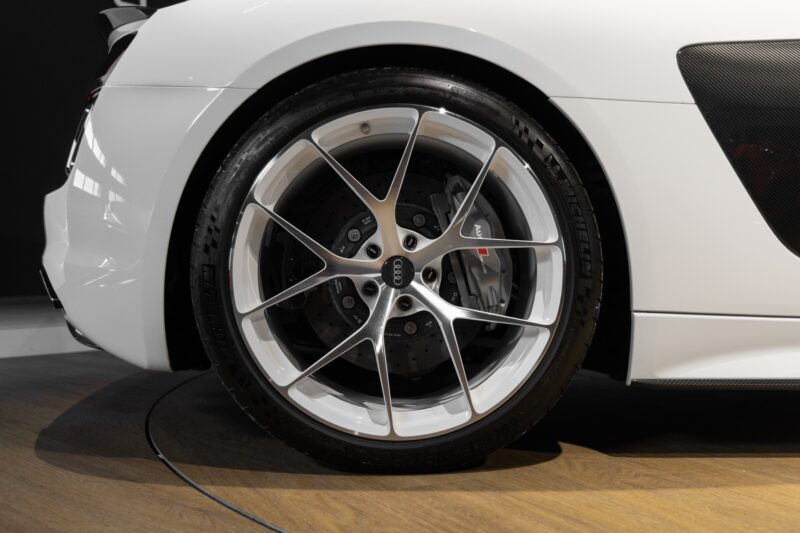 Jantes – AUDI – R8 Spyder V10 Plus – 2017 – Blanc Ibis – 34 900 km – 610 ch – V10 Atmo – Transmission : Sequentielle – Origine France – Privaty Cars – Reprise cash de voitures de luxe sans obligation d’achat proche de Nantes