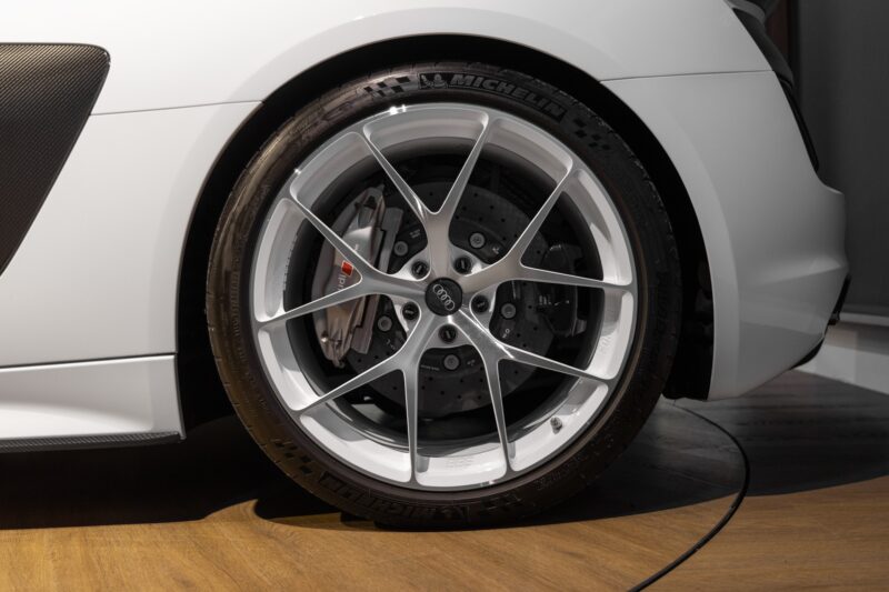 Jantes – AUDI – R8 Spyder V10 Plus – 2017 – Blanc Ibis – 34 900 km – 610 ch – V10 Atmo – Transmission : Sequentielle – Origine France – Privaty Cars – Spécialiste des voitures de sport d’occasion en Nouvelle-Aquitaine