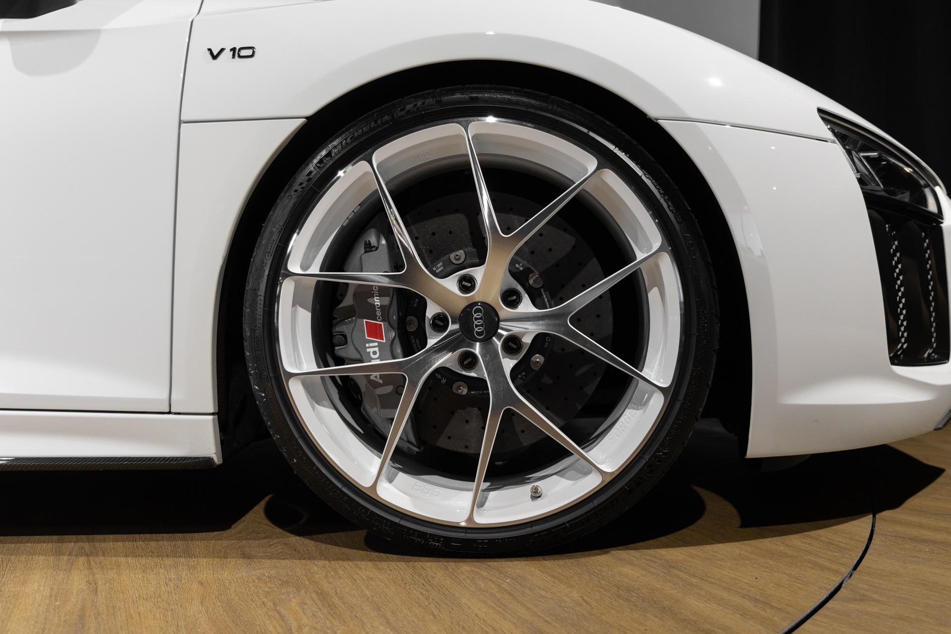 Jantes – AUDI – R8 Spyder V10 Plus – 2017 – Blanc Ibis – 34 900 km – 610 ch – V10 Atmo – Transmission : Sequentielle – Origine France – Privaty Cars – Recherche personnalisée de voitures de sport d’occasion à La Rochelle