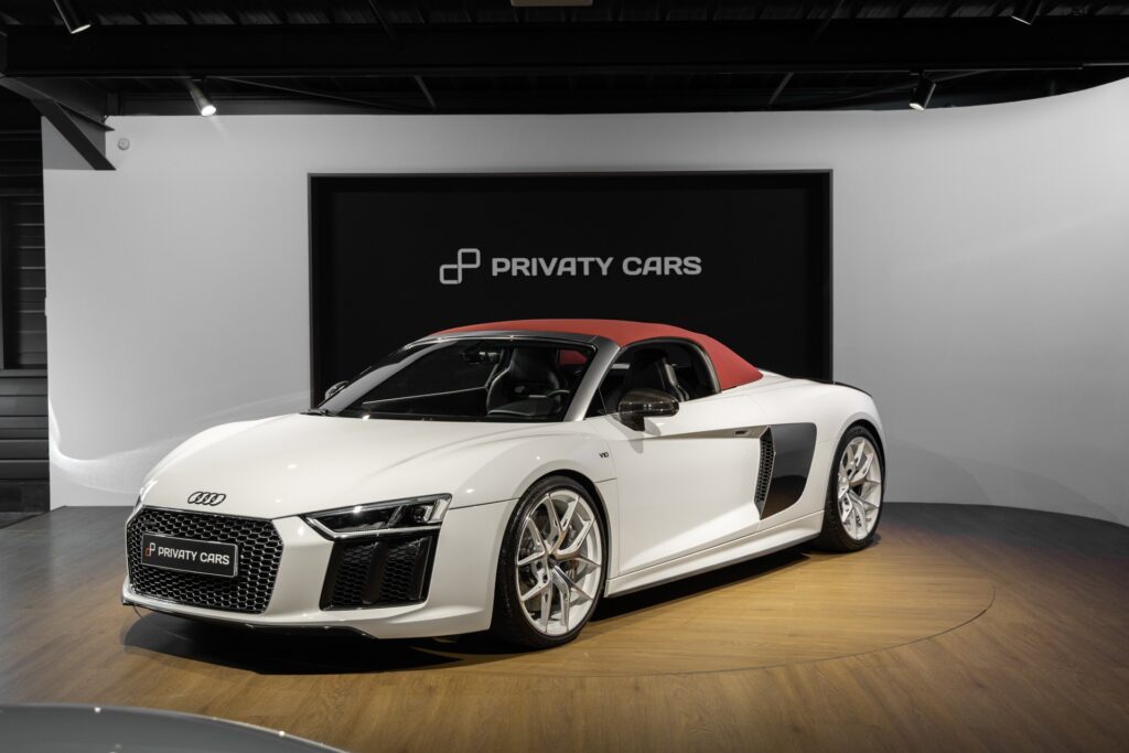 À vendre – AUDI – R8 Spyder V10 Plus – 2017 – Blanc Ibis – 34 900 km – 610 ch – V10 Atmo – Transmission : Sequentielle – Photo principale – Origine France – Privaty Cars – Rachat de Porsche et Ferrari d’occasion en Nouvelle-Aquitaine