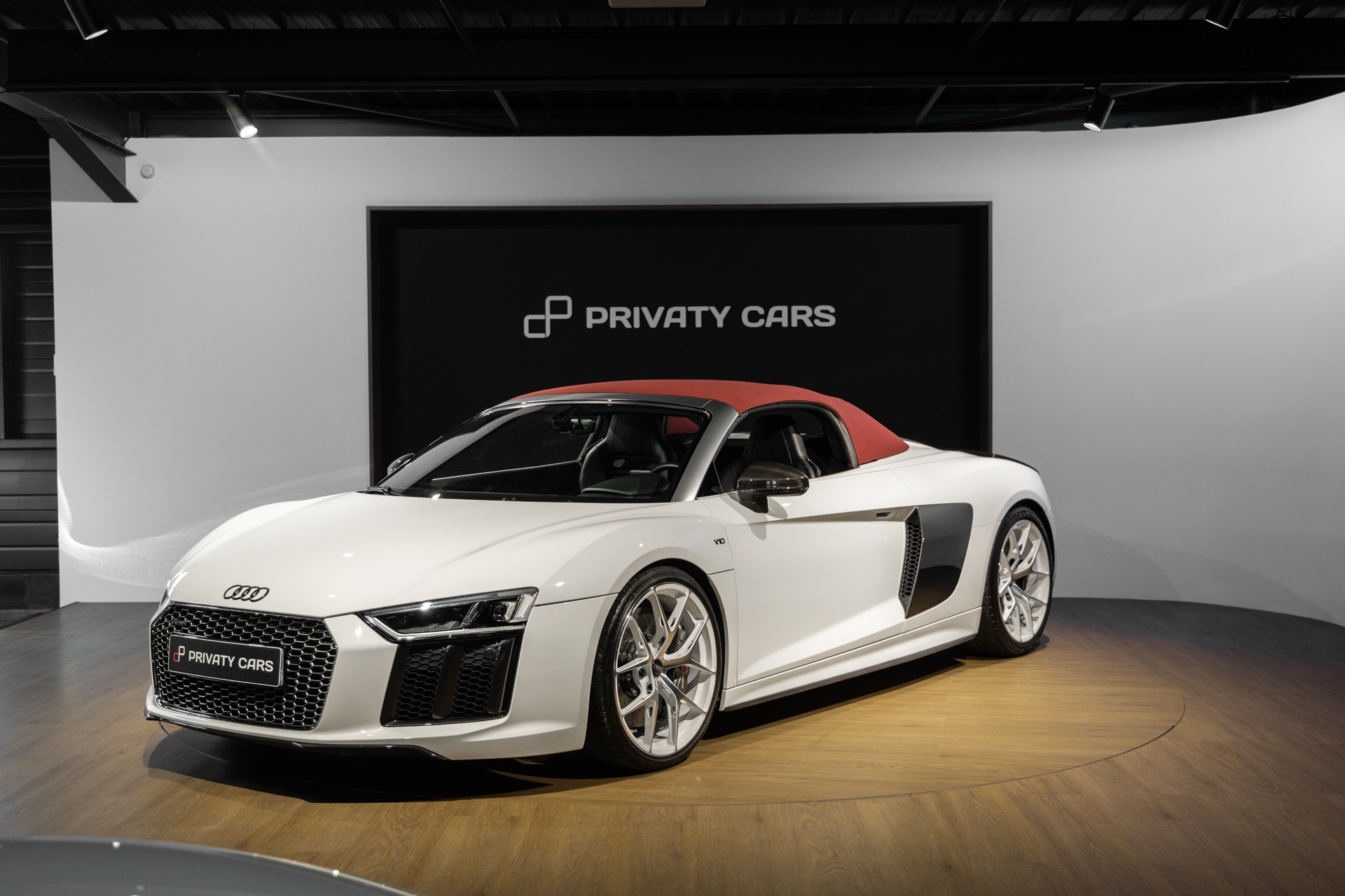 À vendre – AUDI – R8 Spyder V10 Plus – 2017 – Blanc Ibis – 34 900 km – 610 ch – V10 Atmo – Transmission : Sequentielle – Photo principale – Origine France – Privaty Cars – Rachat de Porsche et Ferrari d’occasion en Nouvelle-Aquitaine