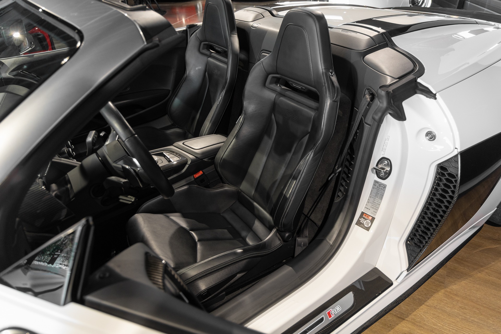 Sièges – AUDI – R8 Spyder V10 Plus – 2017 – Blanc Ibis – 34 900 km – 610 ch – V10 Atmo – Transmission : Sequentielle – Origine France – Privaty Cars – Conciergerie automobile pour véhicules de sport près de Niort