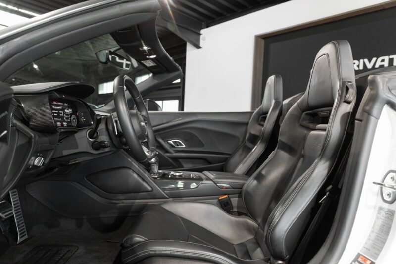 Tableau de bord – AUDI – R8 Spyder V10 Plus – 2017 – Blanc Ibis – 34 900 km – 610 ch – V10 Atmo – Transmission : Sequentielle – Origine France – Privaty Cars – Chasseur de voitures de sport sur mesure proche de Bordeaux
