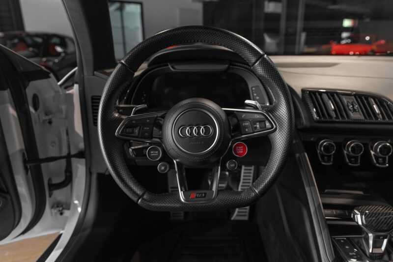 Volant – AUDI – R8 Spyder V10 Plus – 2017 – Blanc Ibis – 34 900 km – 610 ch – V10 Atmo – Transmission : Sequentielle – Origine France – Privaty Cars – Dépôt-vente sécurisé de véhicules de prestige à 2 heures de Paris en TGV