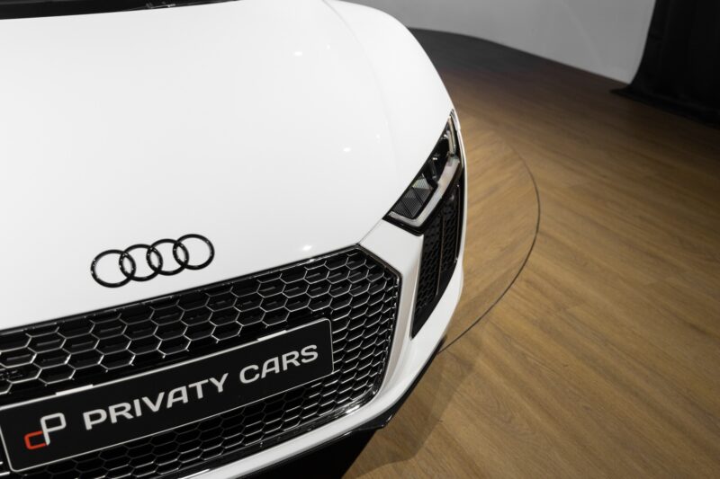 À vendre – AUDI – R8 Spyder V10 Plus – 2017 – Blanc Ibis – 34 900 km – 610 ch – V10 Atmo – Transmission : Sequentielle – Vue principale – Origine France – Privaty Cars – Expertise et vente de modèles Super Sport à 2 heures de Paris en TGV