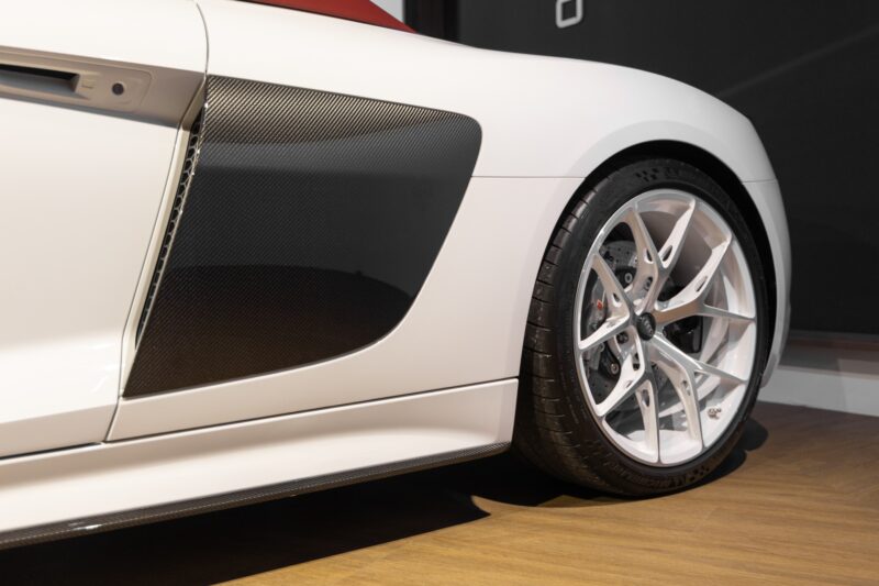 Carrosserie – AUDI – R8 Spyder V10 Plus – 2017 – Glacier White Pearl – 34 900 km – 610 ch – V10 Atmo – Transmission : Sequentielle – Origine France – Privaty Cars – Vente de voitures de prestige d’occasion près de Niort