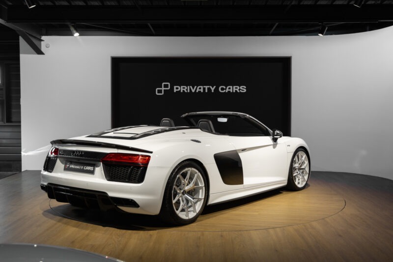 Extérieur – AUDI – R8 Spyder V10 Plus – 2017 – Glacier White Pearl – 34 900 km – 610 ch – V10 Atmo – Transmission : Sequentielle – Origine France – Privaty Cars – Achat et vente de supercars d’occasion proche de Nantes