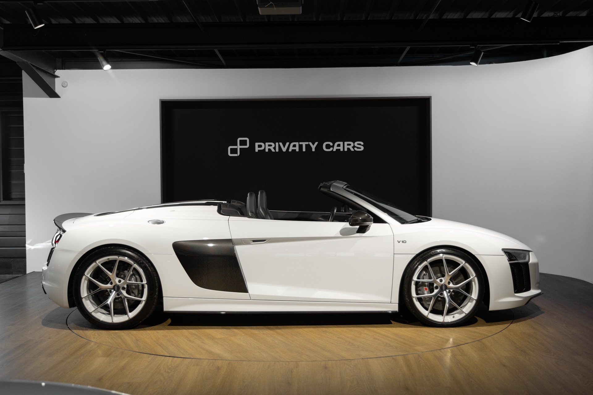 Extérieur – AUDI – R8 Spyder V10 Plus – 2017 – Glacier White Pearl – 34 900 km – 610 ch – V10 Atmo – Transmission : Sequentielle – Origine France – Privaty Cars – Véhicules de sport et de luxe d’occasion en Charente-Maritime