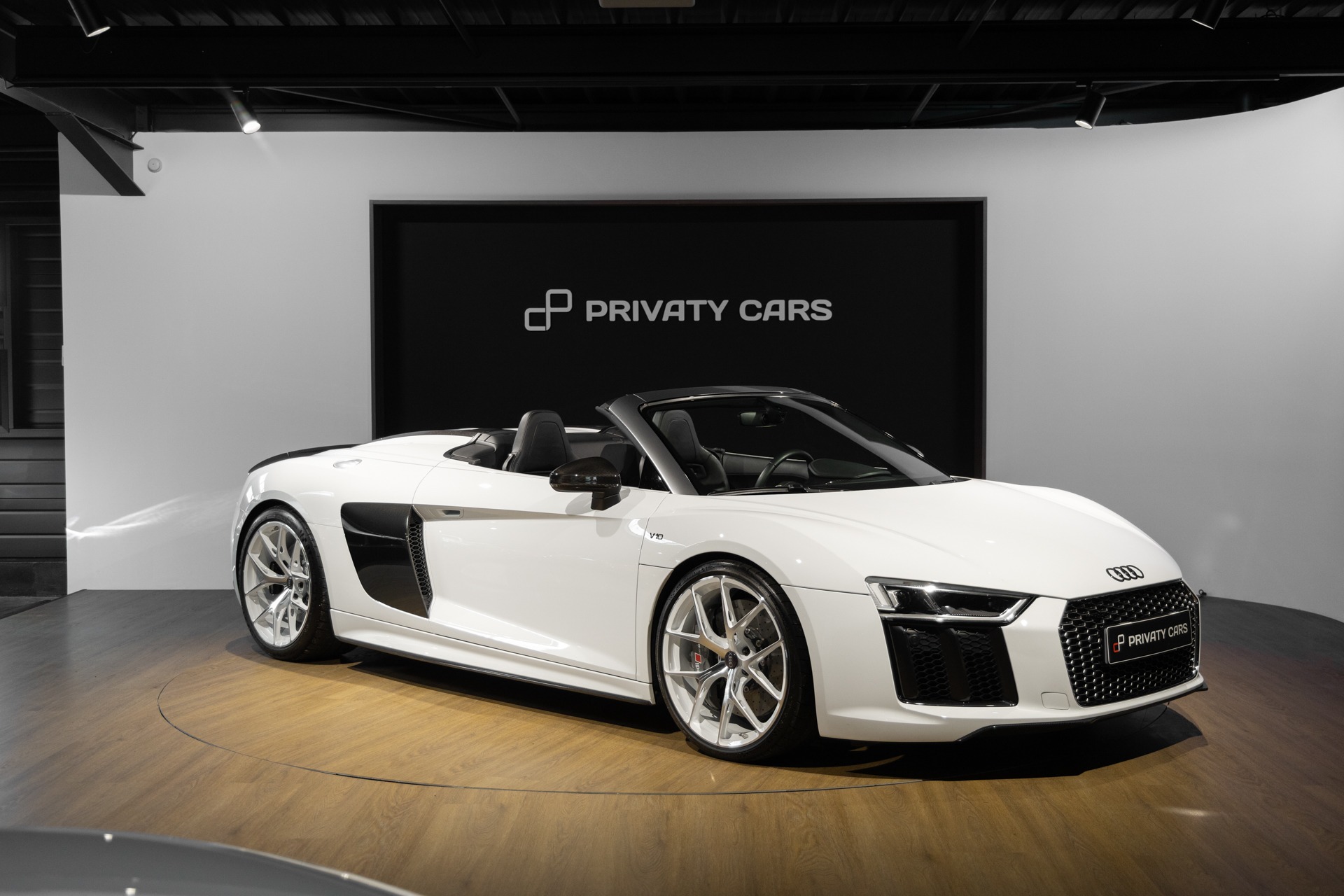 Extérieur – AUDI – R8 Spyder V10 Plus – 2017 – Glacier White Pearl – 34 900 km – 610 ch – V10 Atmo – Transmission : Sequentielle – Origine France – Privaty Cars – Recherche personnalisée de modèles AUDI entre Bordeaux et Nantes