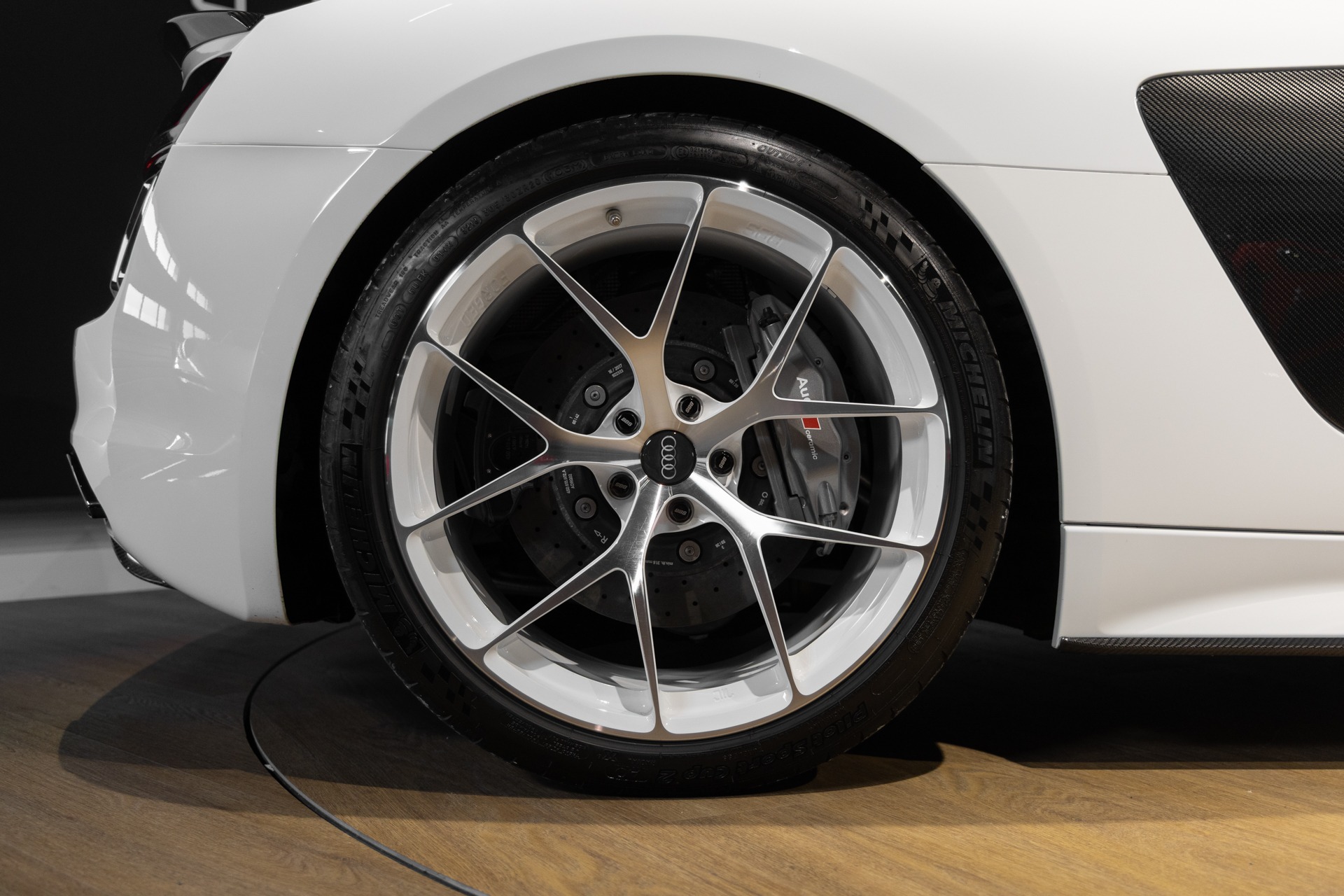 Jantes – AUDI – R8 Spyder V10 Plus – 2017 – Glacier White Pearl – 34 900 km – 610 ch – V10 Atmo – Transmission : Sequentielle – Origine France – Privaty Cars – Achat et vente de voitures de luxe d’occasion en Charente-Maritime