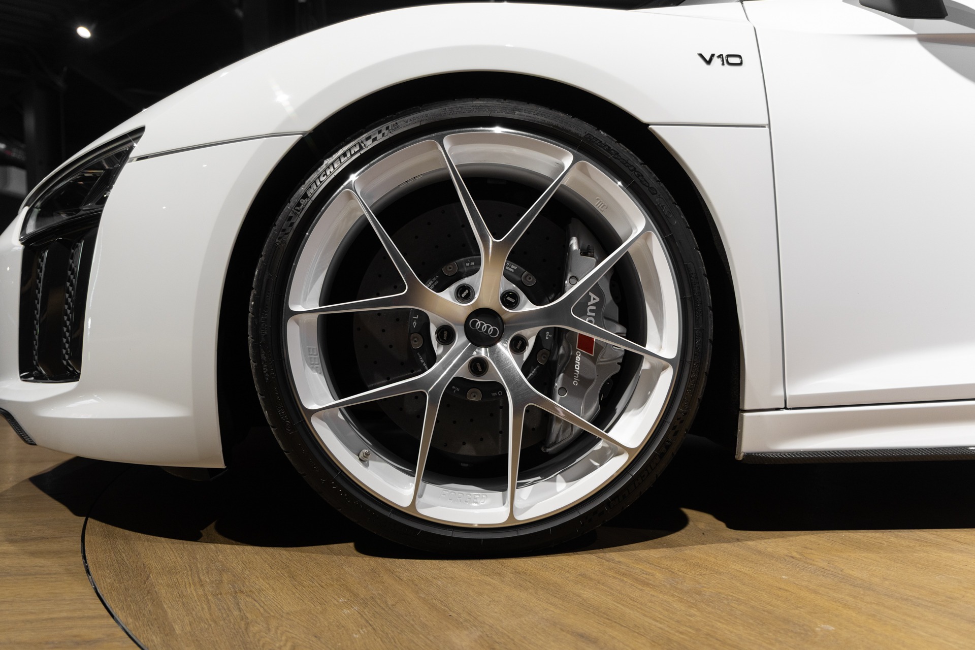 Jantes – AUDI – R8 Spyder V10 Plus – 2017 – Glacier White Pearl – 34 900 km – 610 ch – V10 Atmo – Transmission : Sequentielle – Origine France – Privaty Cars – Spécialiste des voitures de luxe d’occasion près de Poitiers