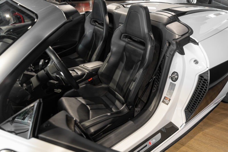 Sièges – AUDI – R8 Spyder V10 Plus – 2017 – Glacier White Pearl – 34 900 km – 610 ch – V10 Atmo – Transmission : Sequentielle – Origine France – Privaty Cars – Expertise et vente de modèles Super Sport en Nouvelle-Aquitaine