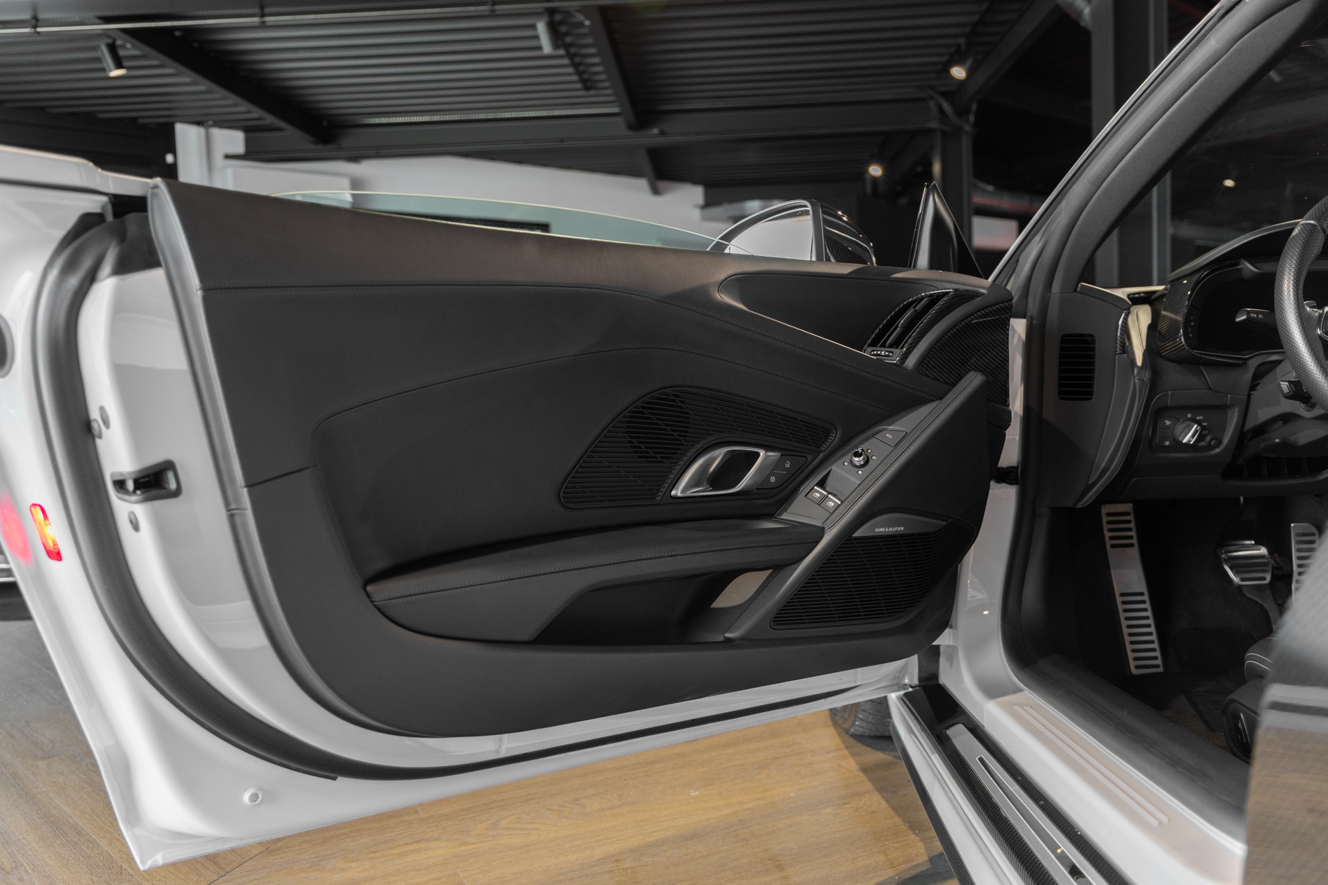 Tableau de bord – AUDI – R8 Spyder V10 Plus – 2017 – Glacier White Pearl – 34 900 km – 610 ch – V10 Atmo – Transmission : Sequentielle – Origine France – Privaty Cars – Chasseur de voitures de sport sur mesure à La Rochelle