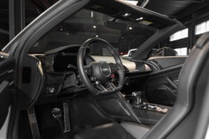 Tableau de bord – AUDI – R8 Spyder V10 Plus – 2017 – Glacier White Pearl – 34 900 km – 610 ch – V10 Atmo – Transmission : Sequentielle – Origine France – Privaty Cars – Spécialiste indépendant Porsche, Ferrari et McLaren près de Niort