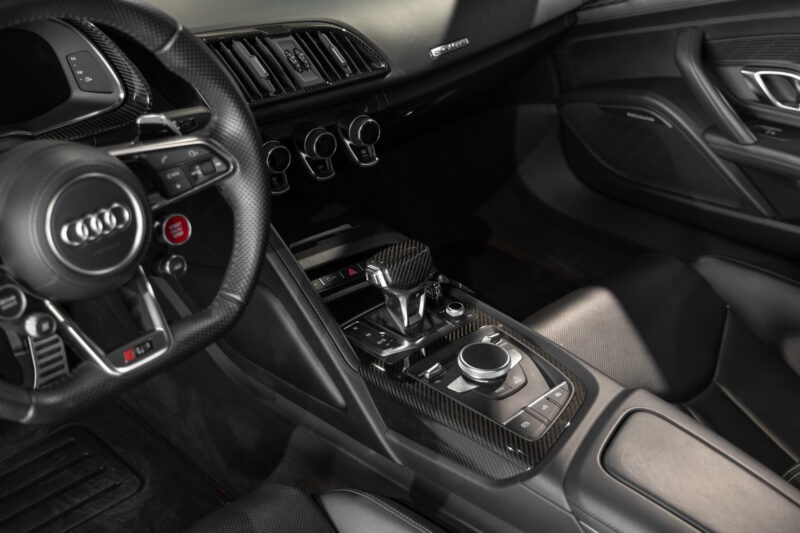 Tableau de bord – AUDI – R8 Spyder V10 Plus – 2017 – Glacier White Pearl – 34 900 km – 610 ch – V10 Atmo – Transmission : Sequentielle – Origine France – Privaty Cars – Recherche personnalisée de modèles AUDI proche de Nantes