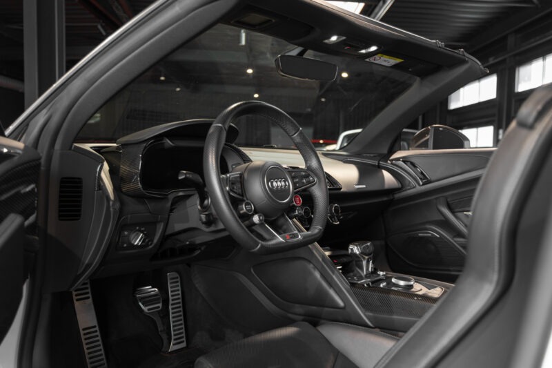 Tableau de bord – AUDI – R8 Spyder V10 Plus – 2017 – Glacier White Pearl – 34 900 km – 610 ch – V10 Atmo – Transmission : Sequentielle – Origine France – Privaty Cars – Spécialiste indépendant Porsche, Ferrari et McLaren près de Niort
