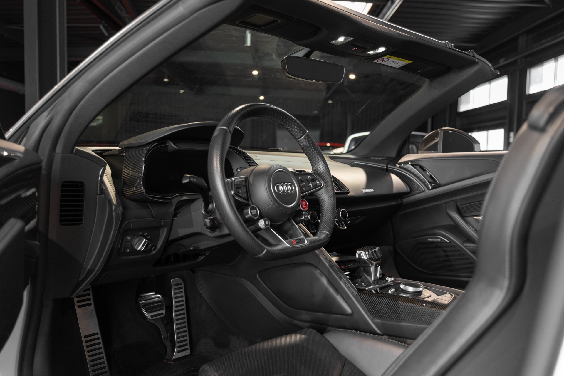 Tableau de bord – AUDI – R8 Spyder V10 Plus – 2017 – Glacier White Pearl – 34 900 km – 610 ch – V10 Atmo – Transmission : Sequentielle – Origine France – Privaty Cars – Spécialiste indépendant Porsche, Ferrari et McLaren près de Niort