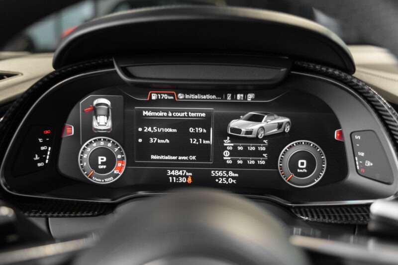 Volant – AUDI – R8 Spyder V10 Plus – 2017 – Glacier White Pearl – 34 900 km – 610 ch – V10 Atmo – Transmission : Sequentielle – Origine France – Privaty Cars – Véhicules de sport et de luxe d’occasion dans l’Ouest de la France