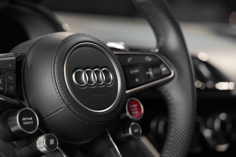 Volant – AUDI – R8 Spyder V10 Plus – 2017 – Glacier White Pearl – 34 900 km – 610 ch – V10 Atmo – Transmission : Sequentielle – Origine France – Privaty Cars – Service de courtage et recherche automobile premium proche de Nantes