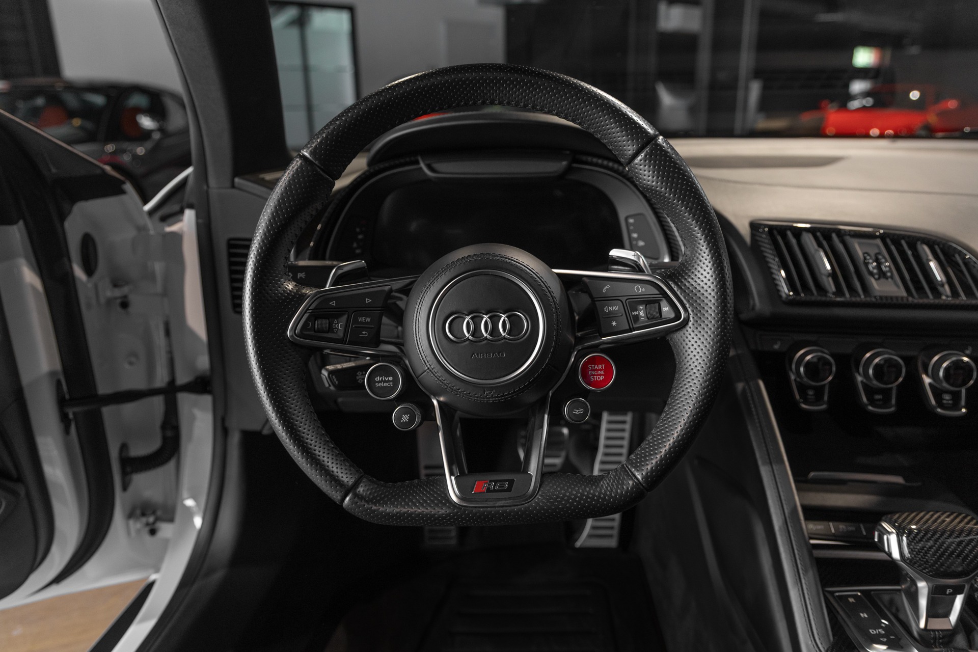 Volant – AUDI – R8 Spyder V10 Plus – 2017 – Glacier White Pearl – 34 900 km – 610 ch – V10 Atmo – Transmission : Sequentielle – Origine France – Privaty Cars – Recherche personnalisée de voitures de sport d’occasion en Nouvelle-Aquitaine