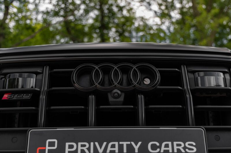 Grille avant avec anneaux entrelacés – AUDI – SQ8 – 2021 – Noir Mythic Mat – 48 900 km – 507 ch – V8 TFSI – Transmission : Automatique – Origine France – Privaty Cars – Courtage automobile pour véhicules exclusifs proche de Nantes
