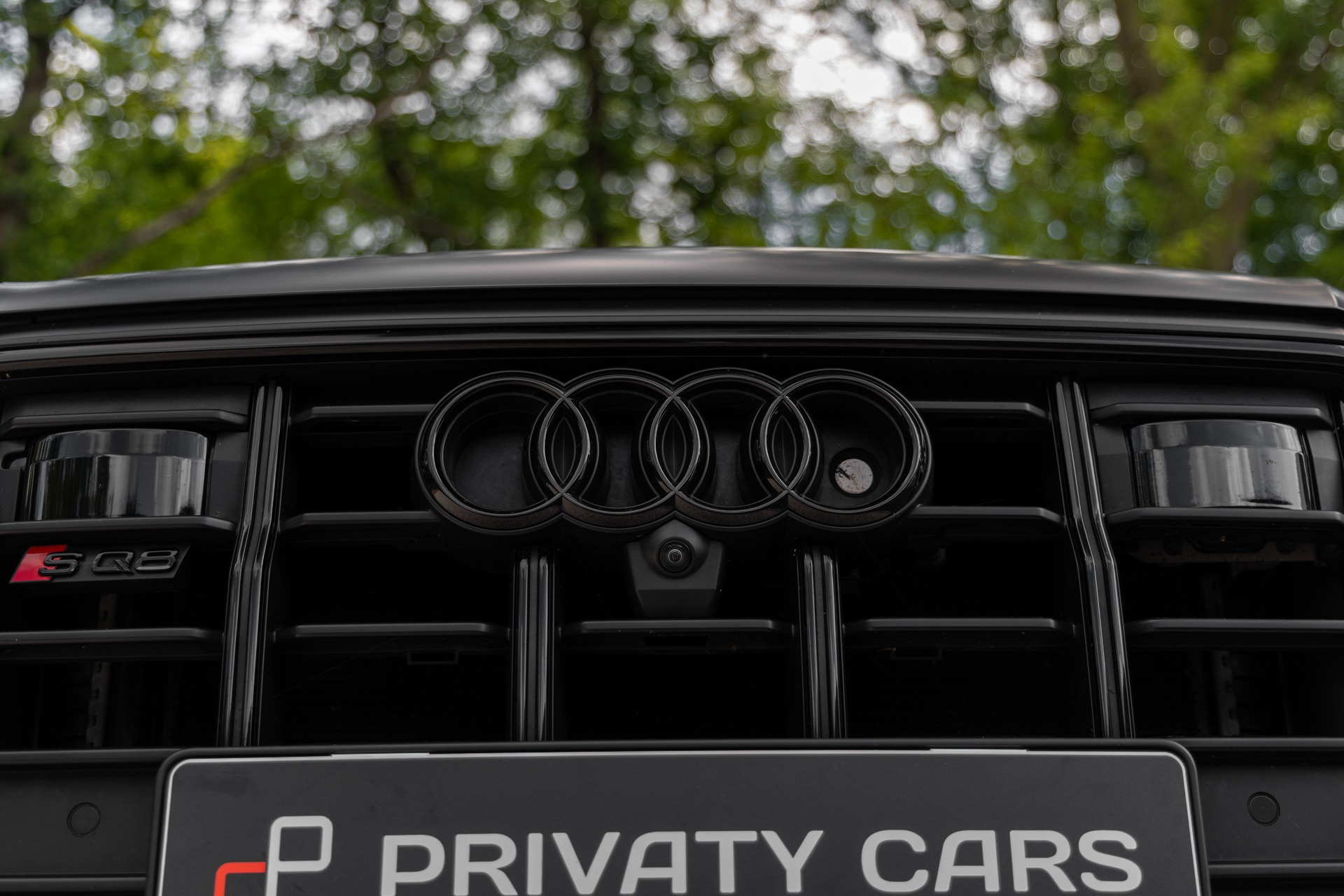 Grille avant avec anneaux entrelacés – AUDI – SQ8 – 2021 – Noir Mythic Mat – 48 900 km – 507 ch – V8 TFSI – Transmission : Automatique – Origine France – Privaty Cars – Courtage automobile pour véhicules exclusifs proche de Nantes