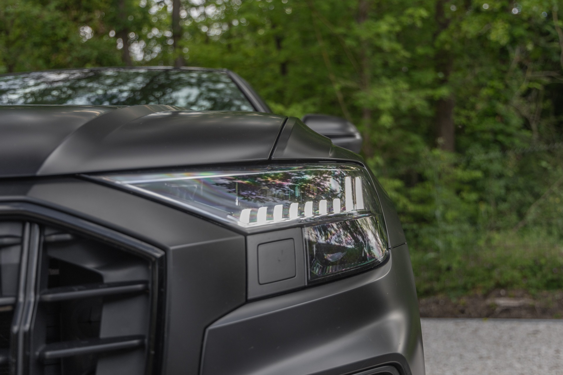 Phares LED avec signature lumineuse – AUDI – SQ8 – 2021 – Noir Mythic Mat – 48 900 km – 507 ch – V8 TFSI – Transmission : Automatique – Origine France – Privaty Cars – Dépôt-vente sécurisé de véhicules de prestige proche de Nantes