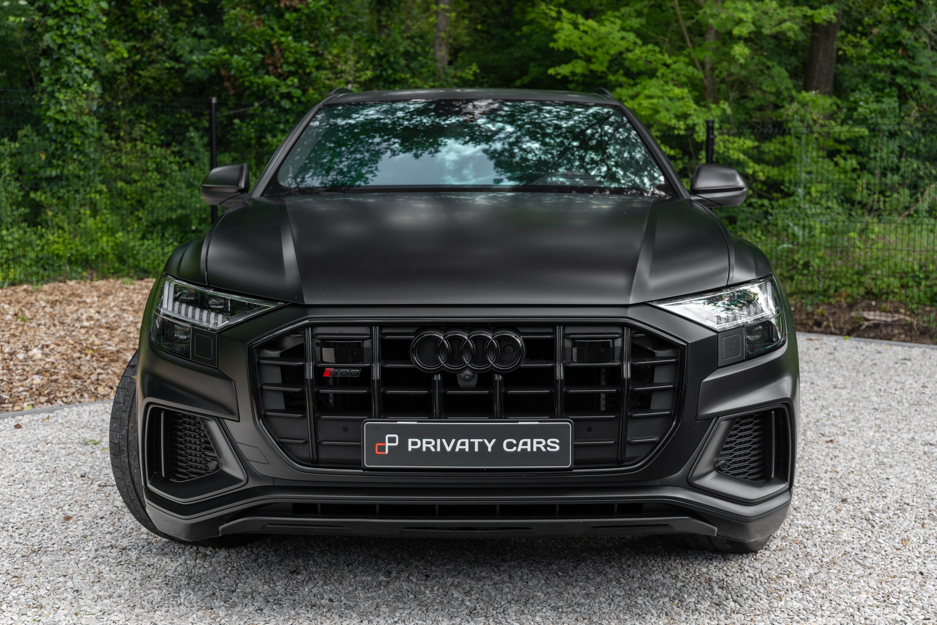 Calandre avant avec grille noire – AUDI – SQ8 – 2021 – Noir Mythic Mat – 48 900 km – 507 ch – V8 TFSI – Transmission : Automatique – Origine France – Privaty Cars – Courtage automobile AUDI entre Bordeaux et Nantes
