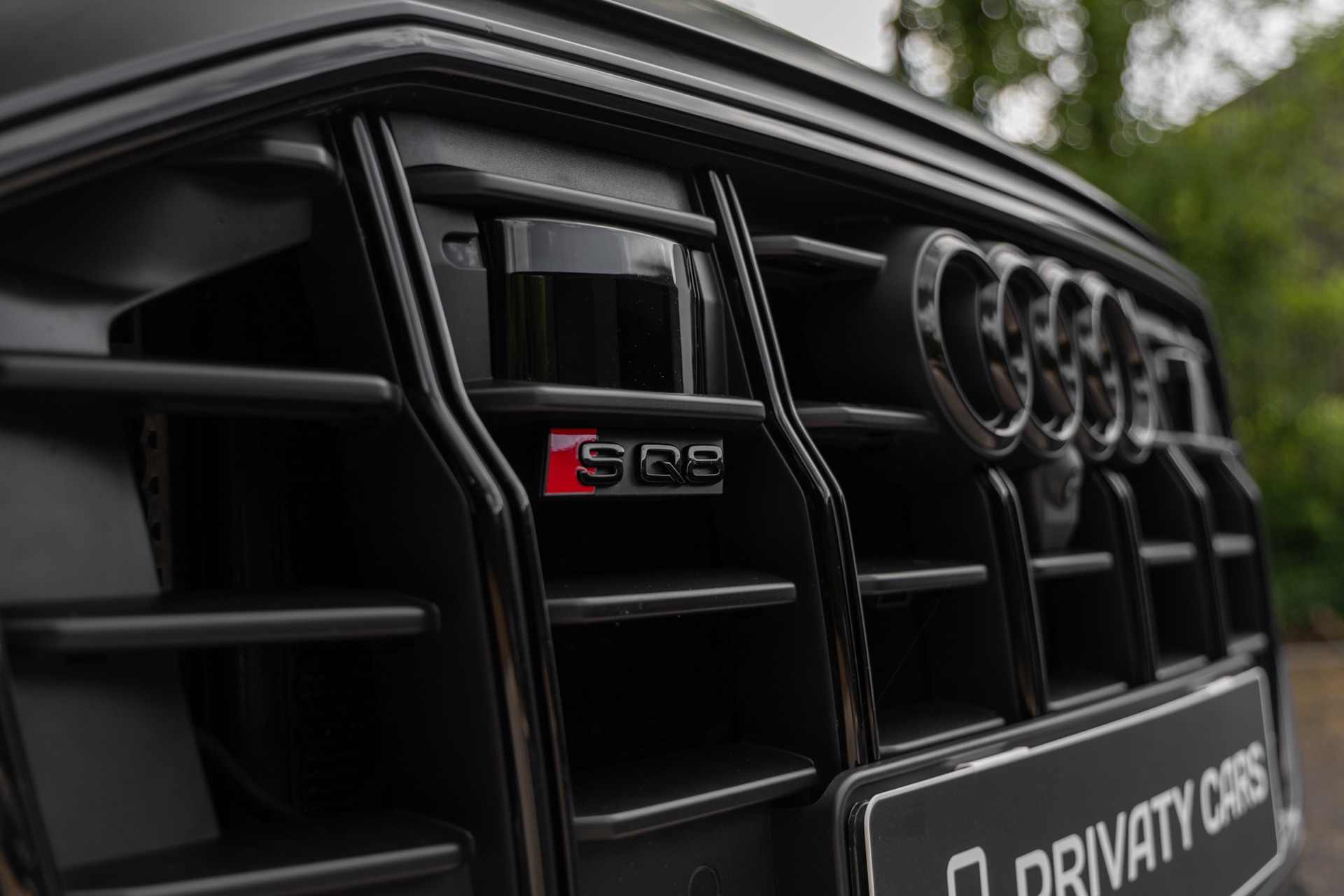 Grille avant avec logo distinctif – AUDI – SQ8 – 2021 – Noir Mythic Mat – 48 900 km – 507 ch – V8 TFSI – Transmission : Automatique – Origine France – Privaty Cars – Expert des sportives d’occasion haut de gamme en Charente-Maritime