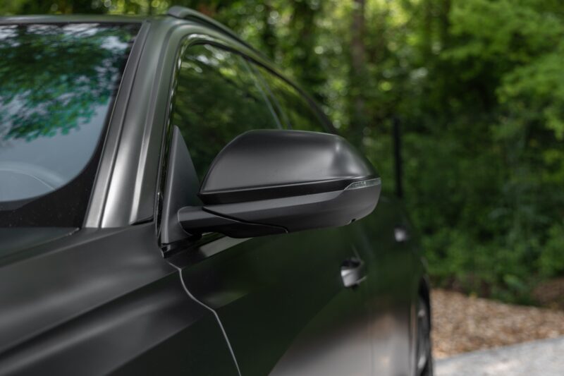 Rétroviseur latéral noir mat – AUDI – SQ8 – 2021 – Noir Mythic Mat – 48 900 km – 507 ch – V8 TFSI – Transmission : Automatique – Origine France – Privaty Cars – Intermédiaire de confiance vente voiture sport près de Niort