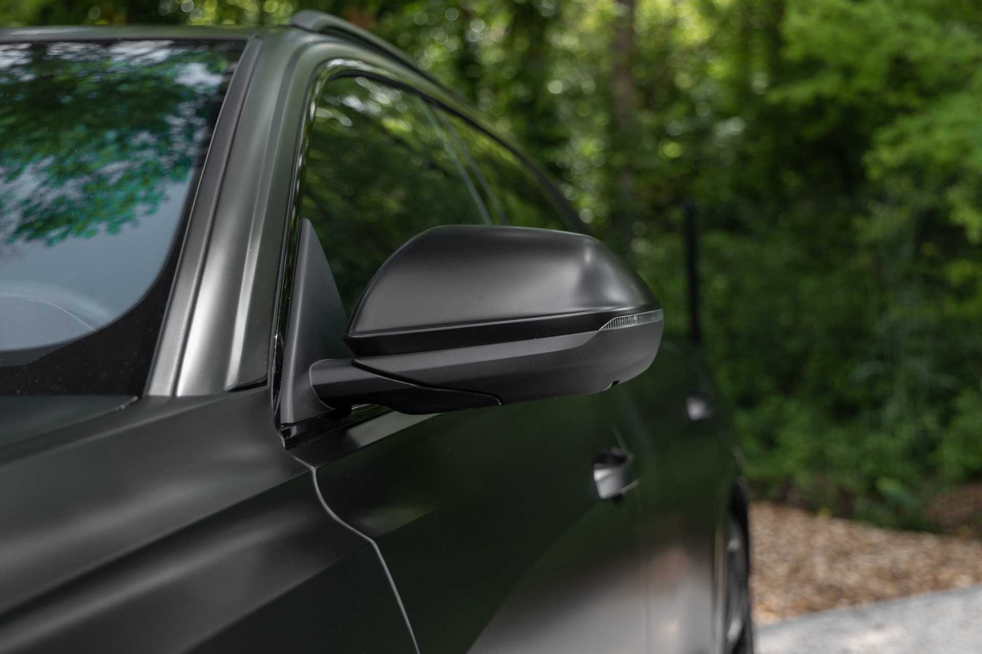 Rétroviseur latéral noir mat – AUDI – SQ8 – 2021 – Noir Mythic Mat – 48 900 km – 507 ch – V8 TFSI – Transmission : Automatique – Origine France – Privaty Cars – Intermédiaire de confiance vente voiture sport près de Niort