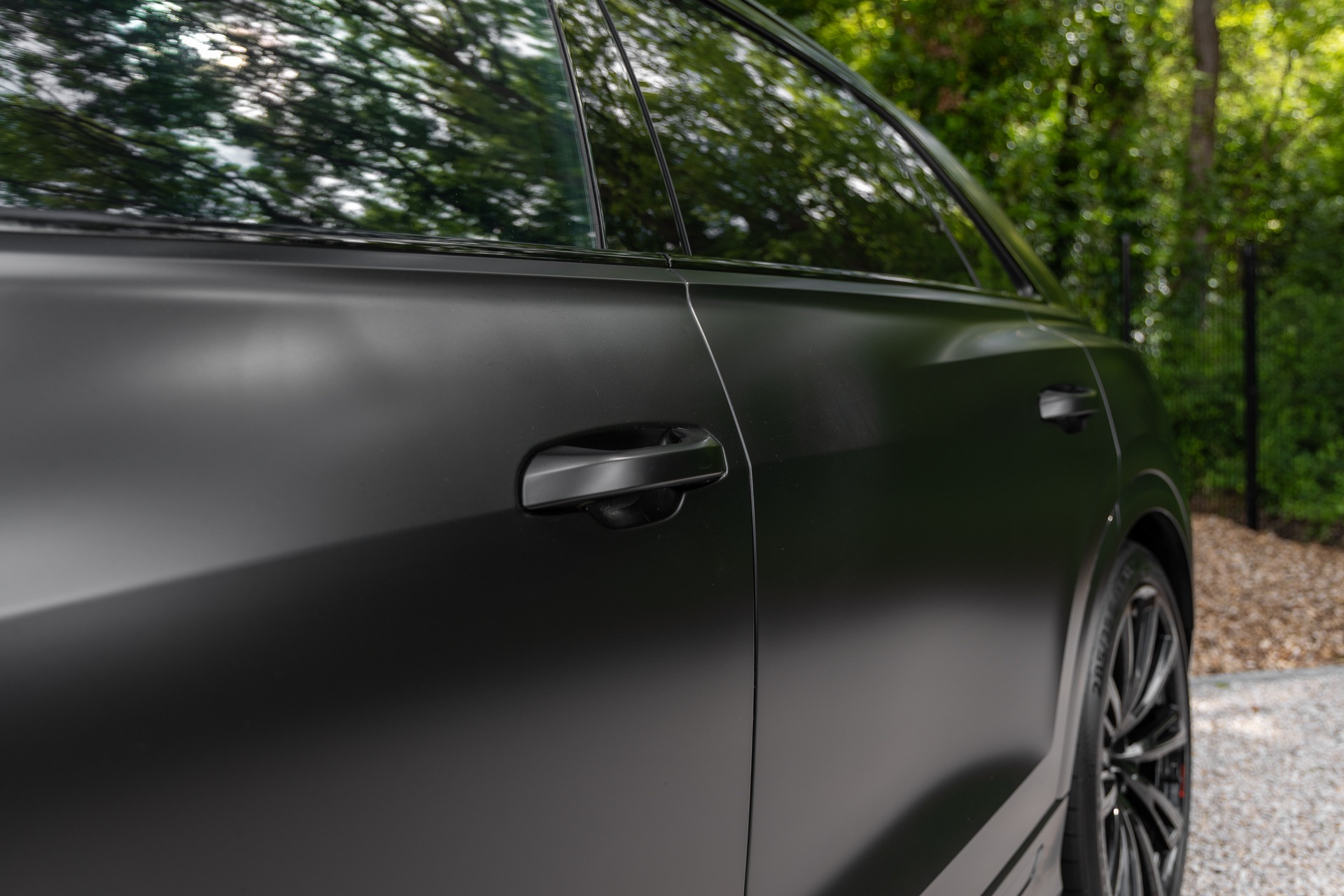 Poignée de porte en noir mat – AUDI – SQ8 – 2021 – Noir Mythic Mat – 48 900 km – 507 ch – V8 TFSI – Transmission : Automatique – Origine France – Privaty Cars – Négoce de véhicules GT et sportives d’exception entre Bordeaux et Nantes