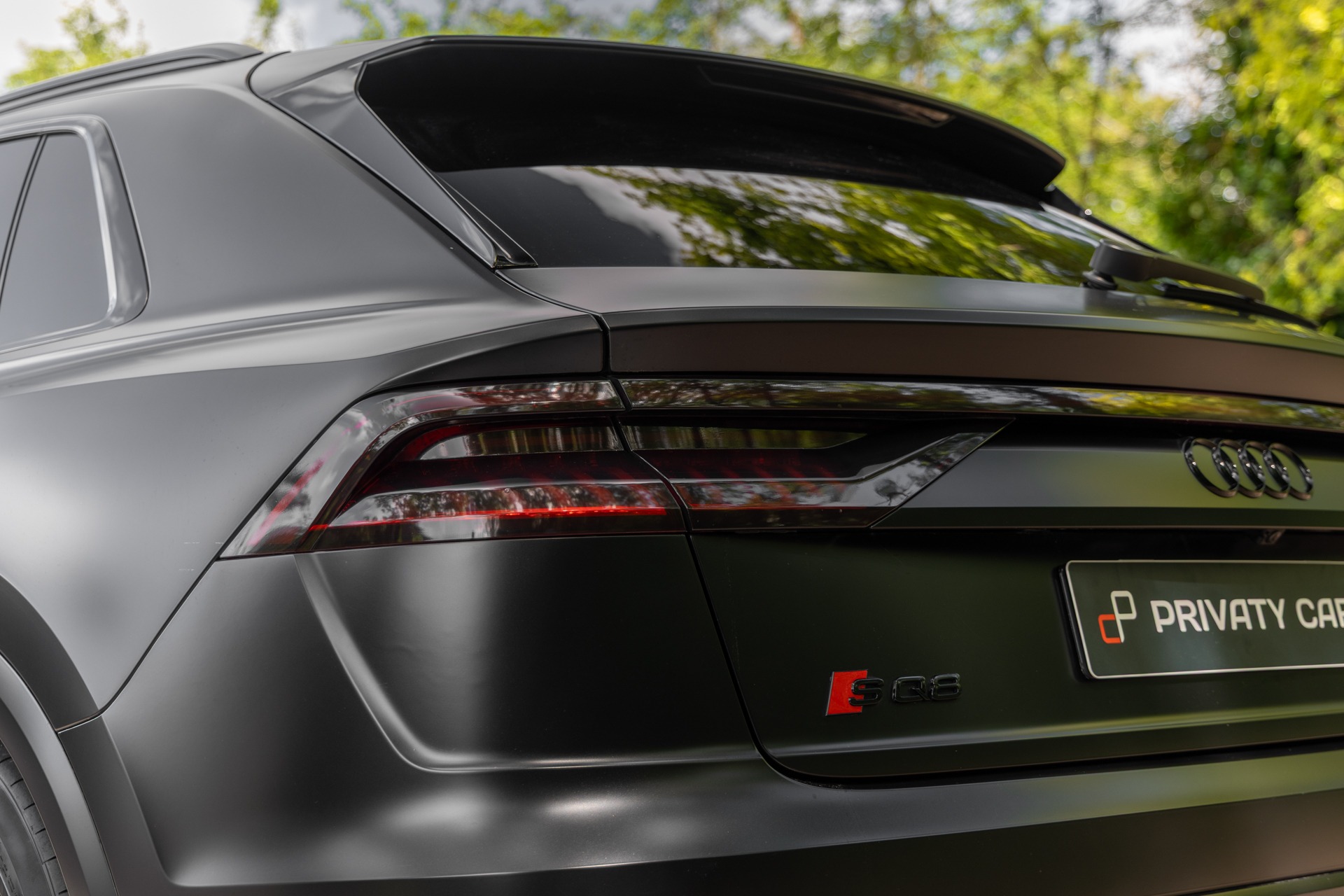 Feu arrière avec signature lumineuse – AUDI – SQ8 – 2021 – Noir Mythic Mat – 48 900 km – 507 ch – V8 TFSI – Transmission : Automatique – Origine France – Privaty Cars – Dépôt-vente de véhicules AUDI en Charente-Maritime