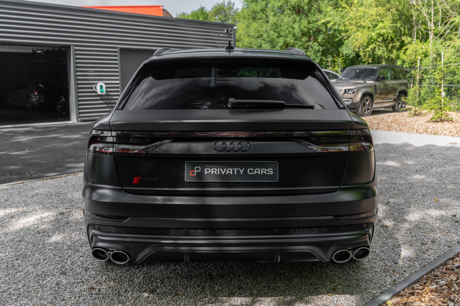 Vue arrière avec double sortie d'échappement – AUDI – SQ8 – 2021 – Noir Mythic Mat – 48 900 km – 507 ch – V8 TFSI – Transmission : Automatique – Origine France – Privaty Cars – Chasseur de voitures de sport sur mesure à La Rochelle