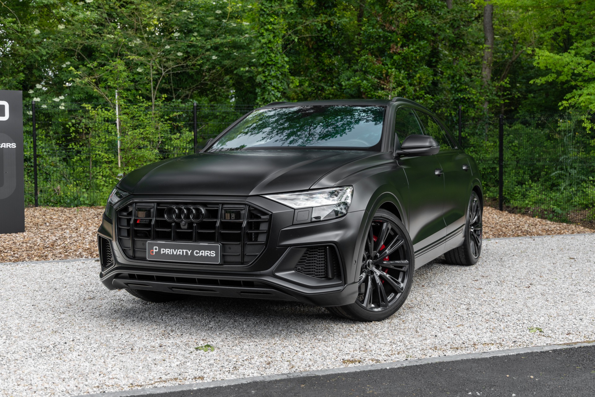 Jante alliage noir mat – AUDI – SQ8 – 2021 – Noir Mythic Mat – 48 900 km – 507 ch – V8 TFSI – Transmission : Automatique – Origine France – Privaty Cars – Spécialiste indépendant Porsche, Ferrari et McLaren à 2 heures de Paris en TGV