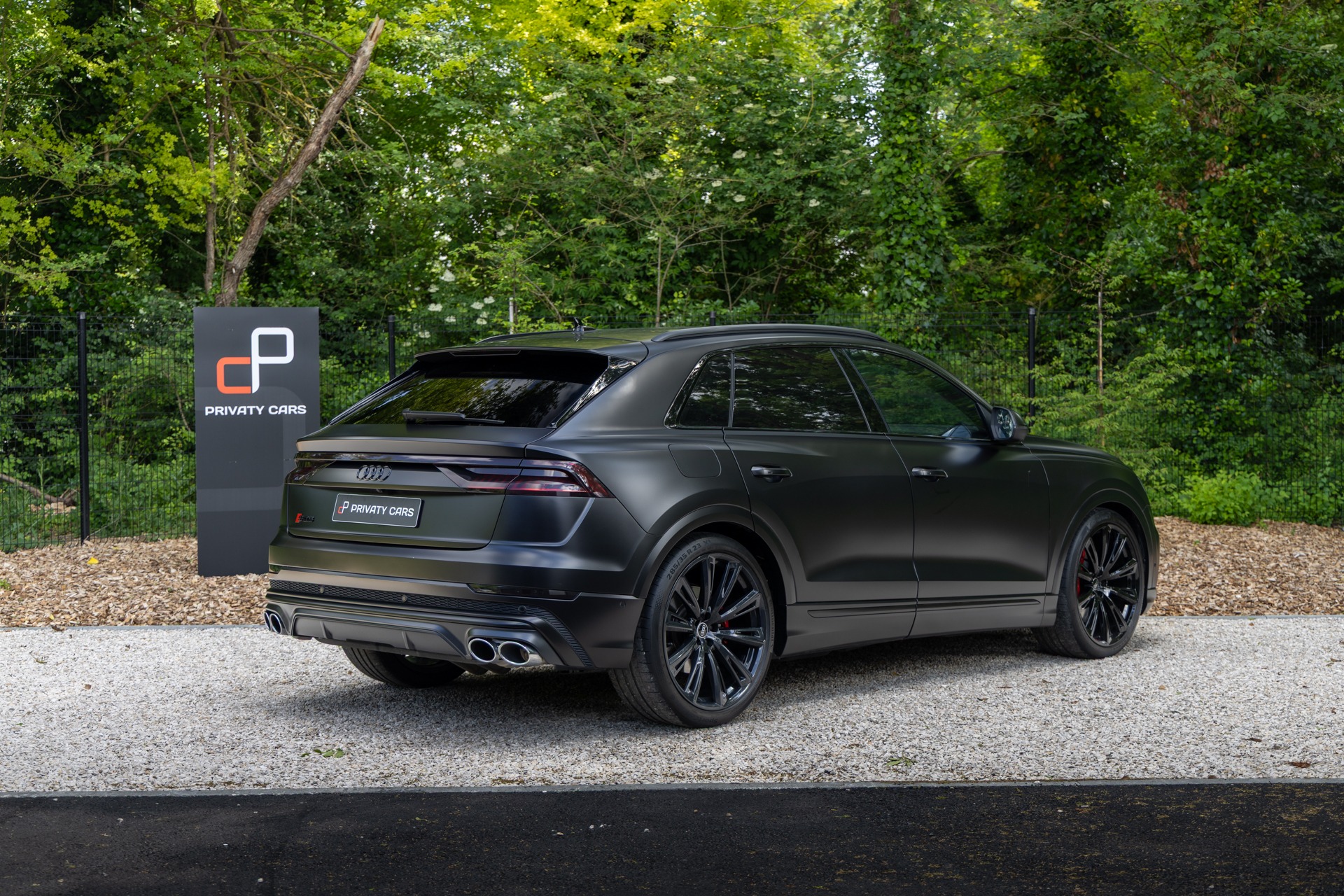 Vue arrière avec double sortie d'échappement – AUDI – SQ8 – 2021 – Noir Mythic Mat – 48 900 km – 507 ch – V8 TFSI – Transmission : Automatique – Origine France – Privaty Cars – Négoce de véhicules GT et sportives d’exception dans l’Ouest de la France