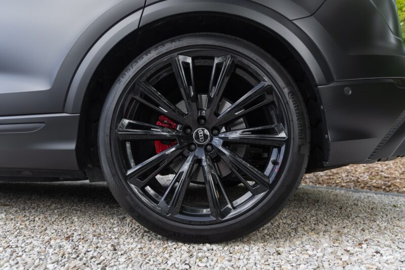 Jantes en alliage noir brillant – AUDI – SQ8 – 2021 – Noir Mythic Mat – 48 900 km – 507 ch – V8 TFSI – Transmission : Automatique – Origine France – Privaty Cars – Dépôt-vente de voitures de sport et véhicules d’exception en Nouvelle-Aquitaine