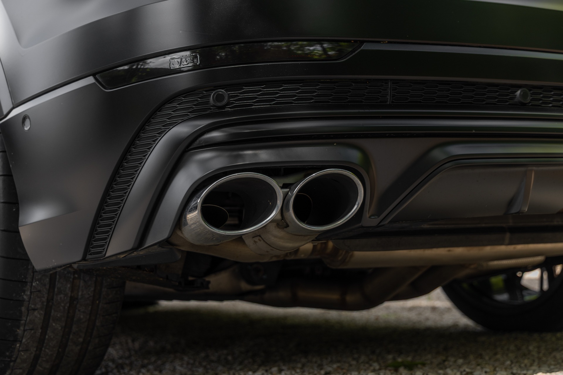 Double sortie d'échappement chromée – AUDI – SQ8 – 2021 – Noir Mythic Mat – 48 900 km – 507 ch – V8 TFSI – Transmission : Automatique – Origine France – Privaty Cars – Chasseur de voitures de sport sur mesure proche de Bordeaux