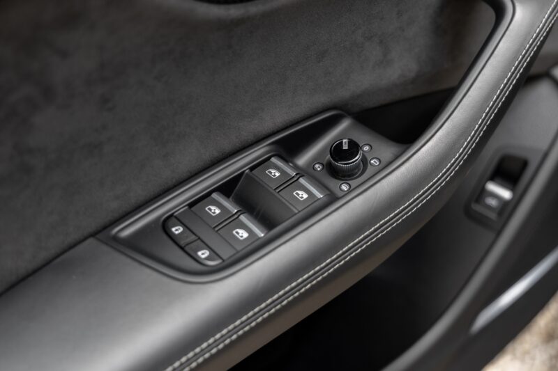 Commandes de vitres et réglage des rétroviseurs – AUDI – SQ8 – 2021 – Noir Mythic Mat – 48 900 km – 507 ch – V8 TFSI – Transmission : Automatique – Origine France – Privaty Cars – Vente de voitures de sport d’occasion en Charente-Maritime