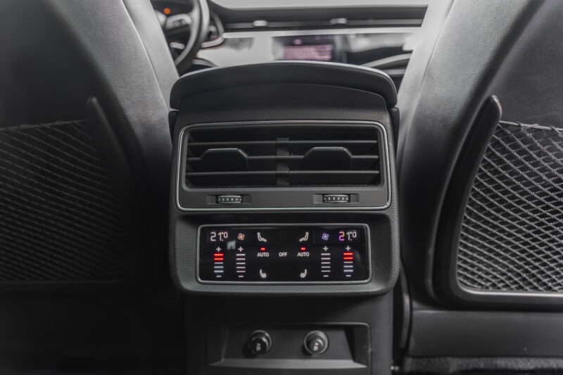 Climatiseur arrière avec commandes digitales – AUDI – SQ8 – 2021 – Noir Mythic Mat – 48 900 km – 507 ch – V8 TFSI – Transmission : Automatique – Origine France – Privaty Cars – Mandat de vente pour automobiles de luxe près de Poitiers