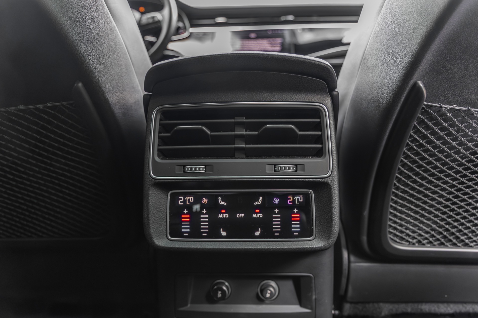 Climatiseur arrière avec commandes digitales – AUDI – SQ8 – 2021 – Noir Mythic Mat – 48 900 km – 507 ch – V8 TFSI – Transmission : Automatique – Origine France – Privaty Cars – Mandat de vente pour automobiles de luxe près de Poitiers