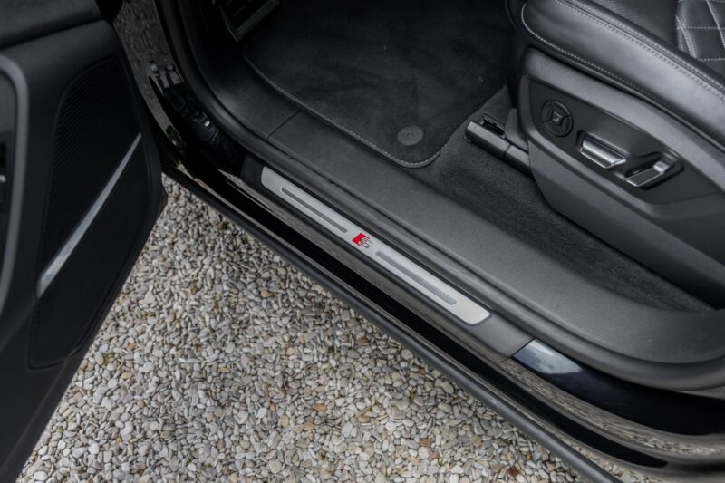 Seuil de porte avec éclairage intégré – AUDI – SQ8 – 2021 – Noir Mythic Mat – 48 900 km – 507 ch – V8 TFSI – Transmission : Automatique – Origine France – Privaty Cars – Commerce de voitures de sport luxe et premium à La Rochelle