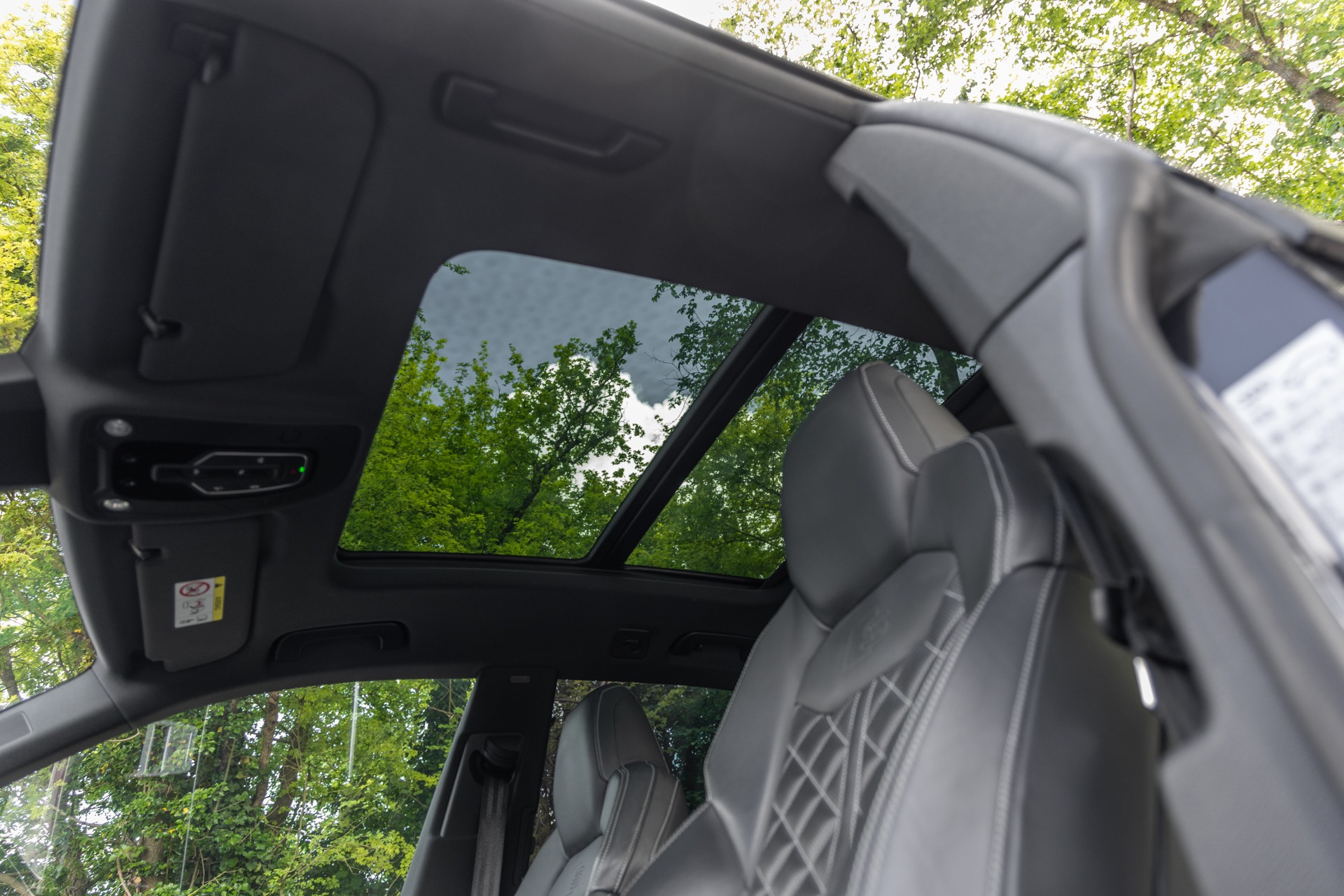 Toit panoramique en verre – AUDI – SQ8 – 2021 – Noir Mythic Mat – 48 900 km – 507 ch – V8 TFSI – Transmission : Automatique – Origine France – Privaty Cars – Spécialiste des sportives d’occasion en Nouvelle-Aquitaine