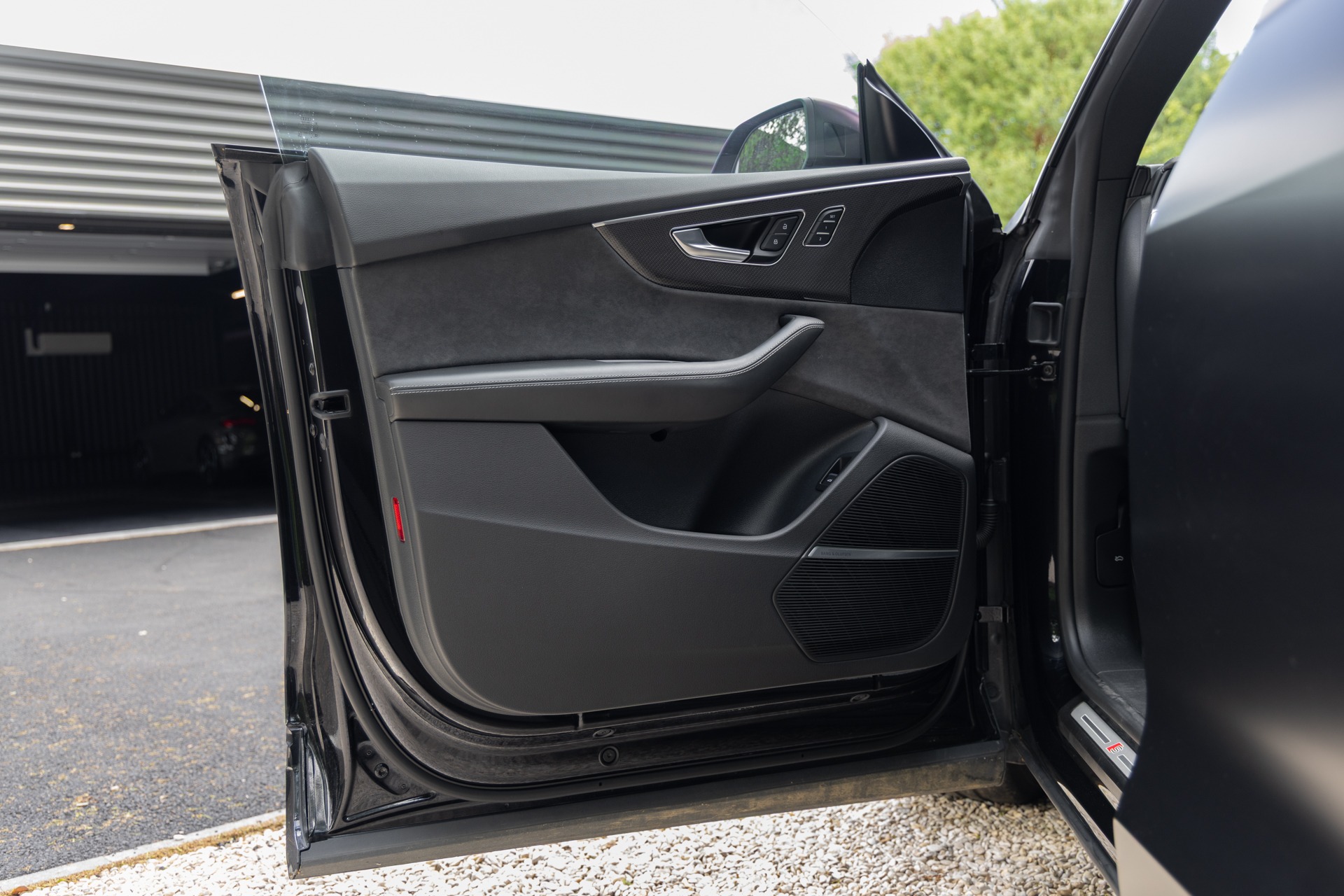Panneau de porte avec finitions haut de gamme – AUDI – SQ8 – 2021 – Noir Mythic Mat – 48 900 km – 507 ch – V8 TFSI – Transmission : Automatique – Origine France – Privaty Cars – Rachat cash de voitures AUDI près de Niort