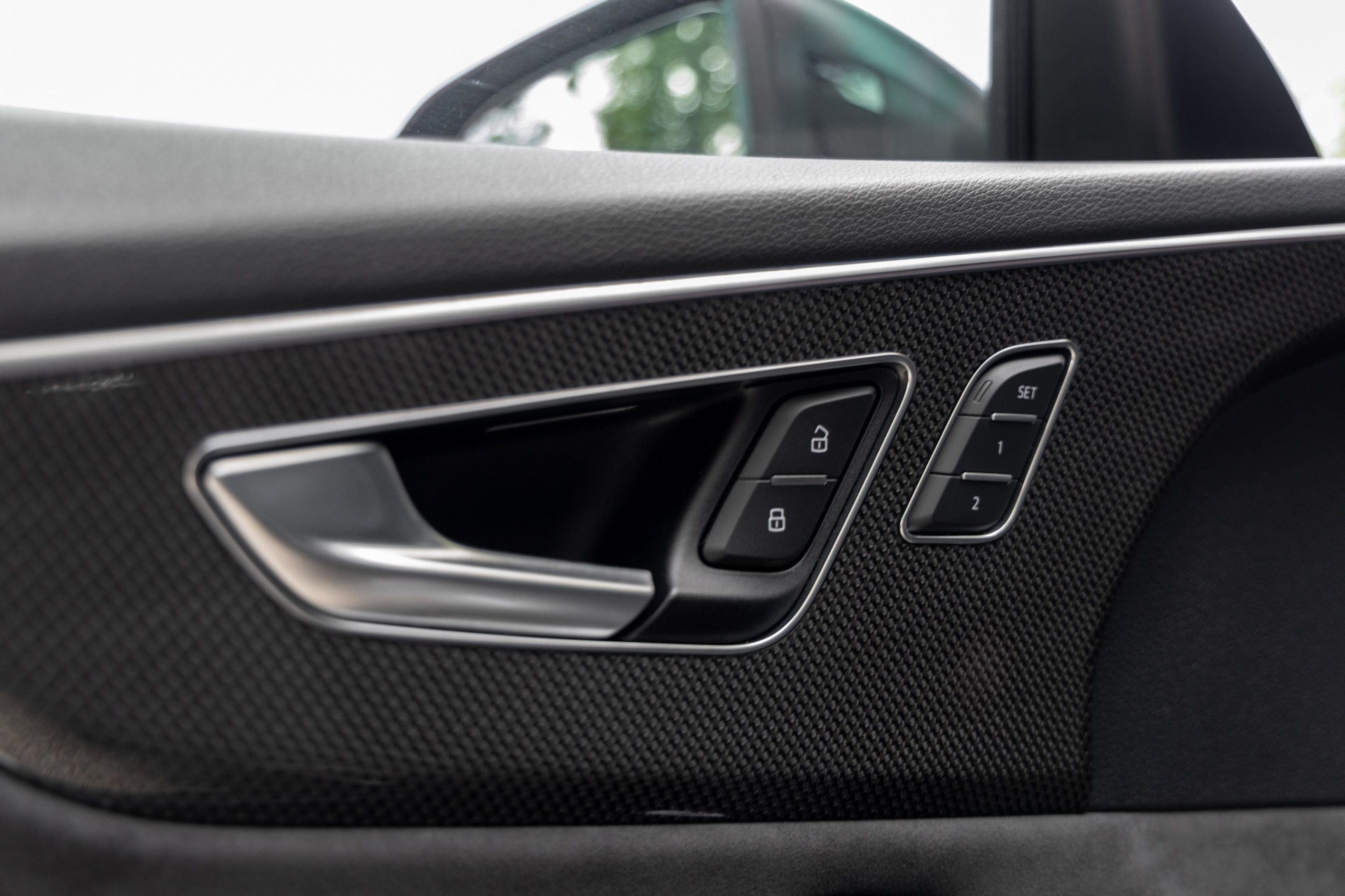 Panneau de porte avec commandes électriques – AUDI – SQ8 – 2021 – Noir Mythic Mat – 48 900 km – 507 ch – V8 TFSI – Transmission : Automatique – Origine France – Privaty Cars – Négoce de véhicules GT et sportives d’exception près de Niort